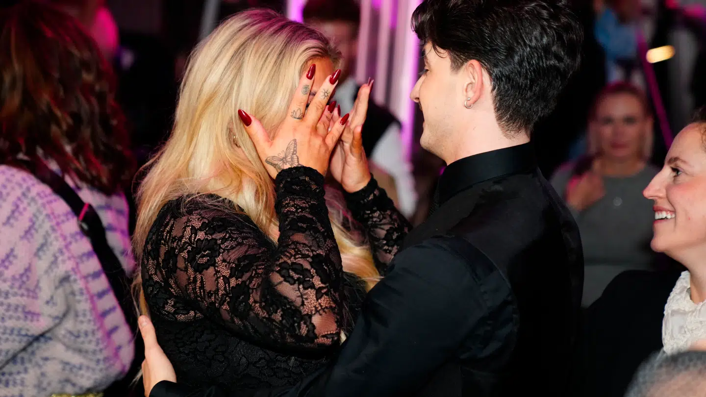 Sissal i tårer efter ugens omgang 'Vild med dans'. Her med Eugen Miu efter showet.