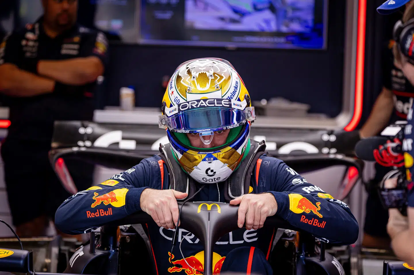 Max Verstappen havde fredag store problemer med sin Red Bull-racer i São Paulo.