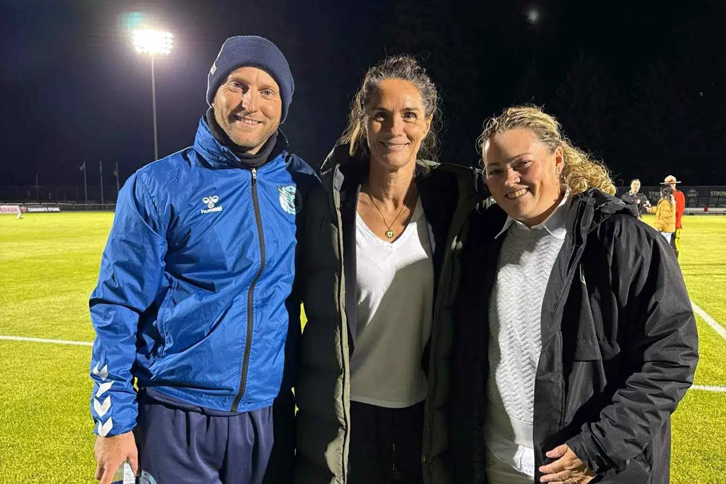 Katrine Pedersen (i midten) og Anja Heiner-Møller (til venstre) dyster natten til søndag dansk tid for syvende gang i denne sæson, og denne gang gælder det en plads i NSL-finalen. Til venstre er det Pedersens assistent, Søren Kiilerich. (Arkivfoto).