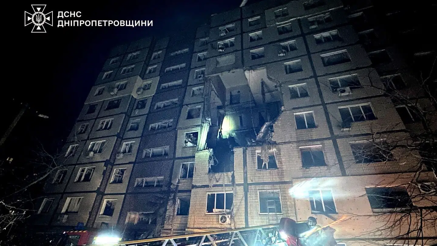 Her ses et billede fra de ukrainske nødberedskaber, som den ukrainske præsident, Volodymyr Zelenskyj, har delt efter nattens angreb.