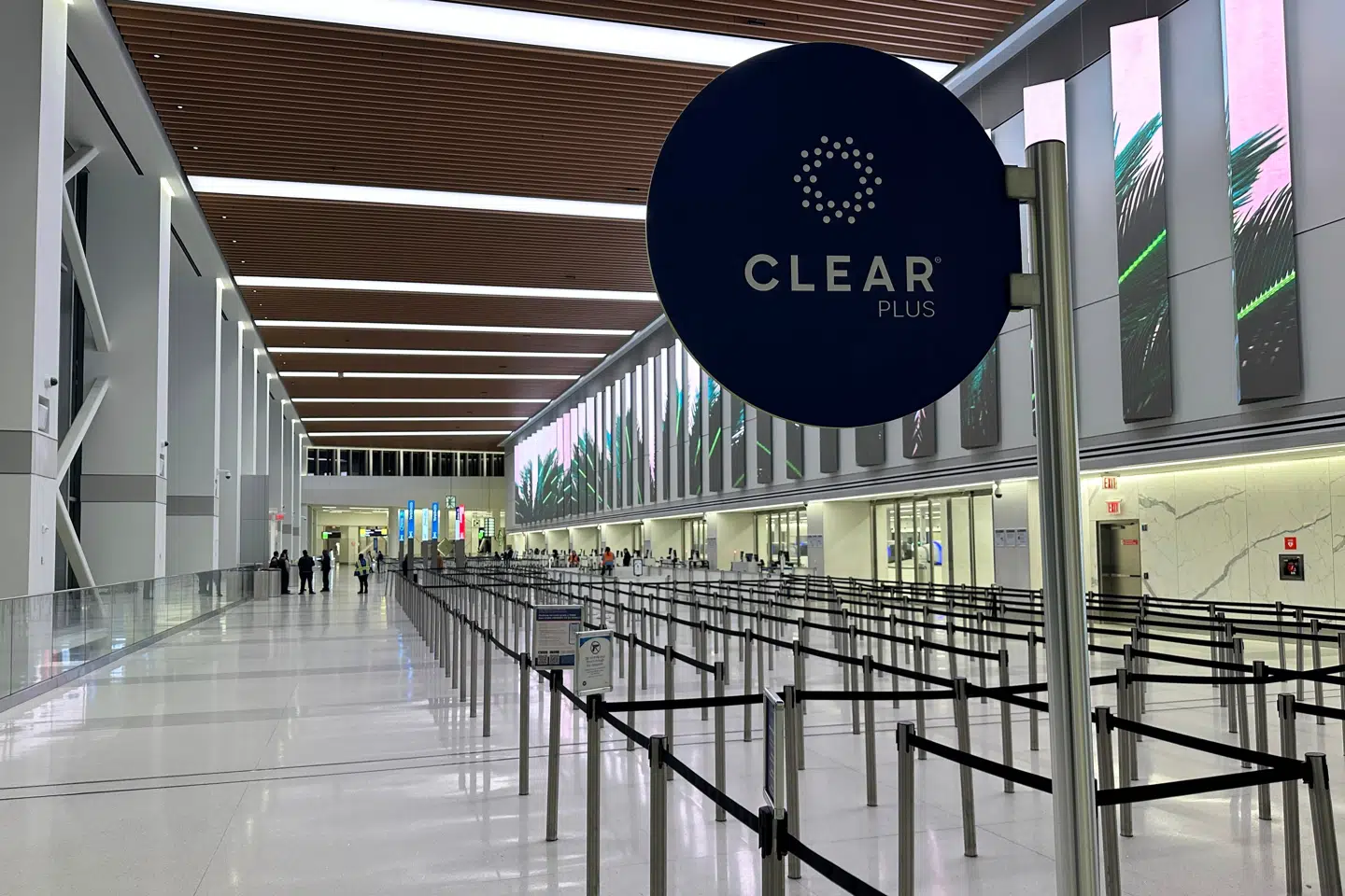 Køområdet til sikkerhedskontrollen i LaGuardia-lufthavnen i New York er stort set tom.