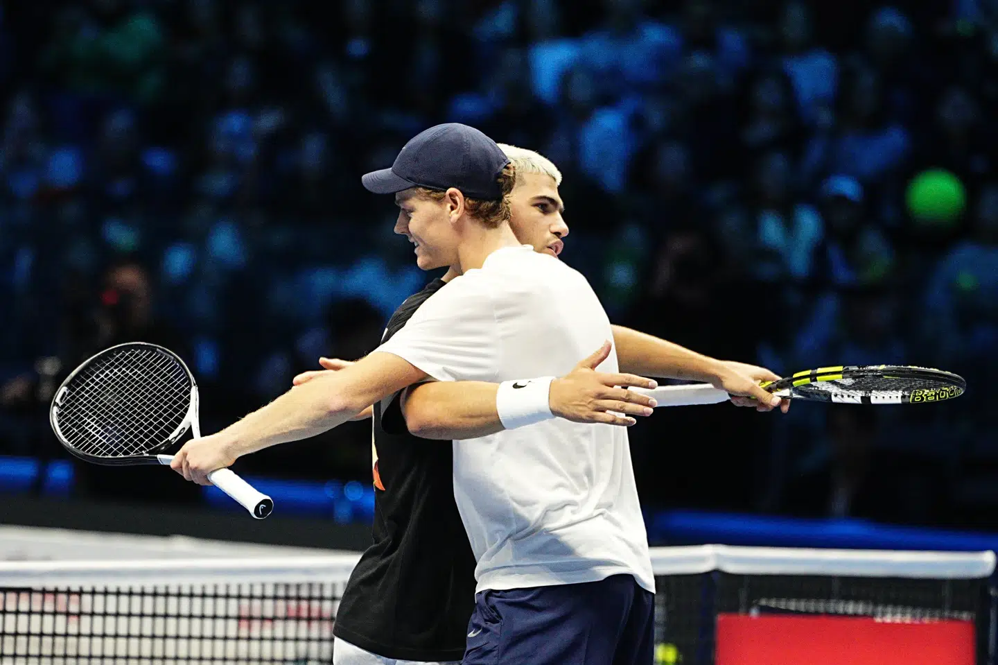Jannik Sinner og Carlos Alcaraz krammer hinanden efter træningen op til sæsonfinalen, hvor de er topseedede.