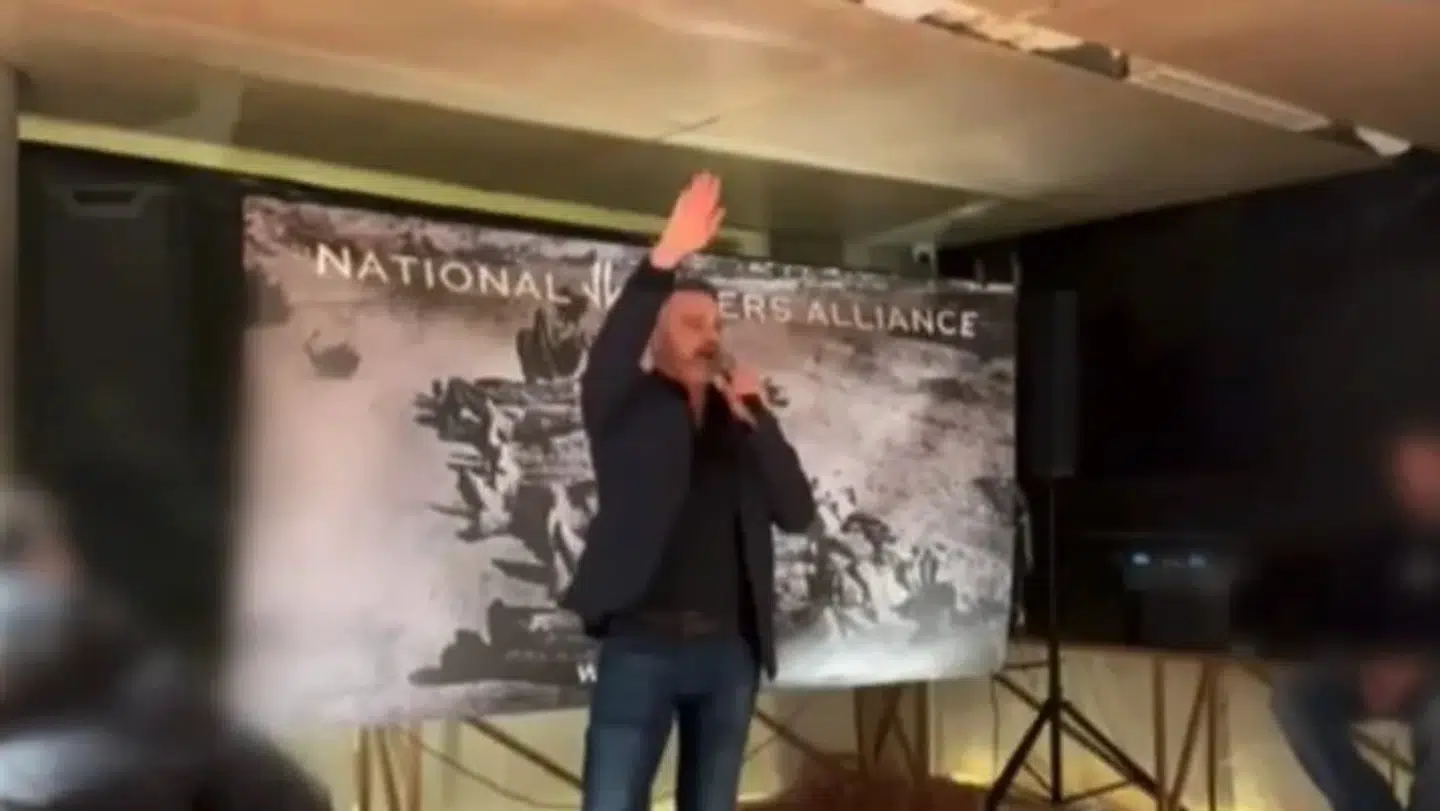 Det var ved dette arrangement, at Damien Richardson udførte den forbudte hilsen. Hændelsen blev fanget på video, som senere florerede på sociale medier og blev afspillet i retten.