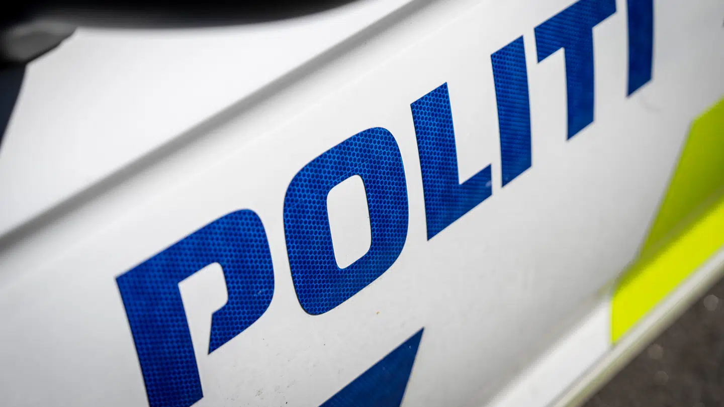 Den 33-årige mand er tiltalt for både dødstrusler og grov vold mod sin søns mor.