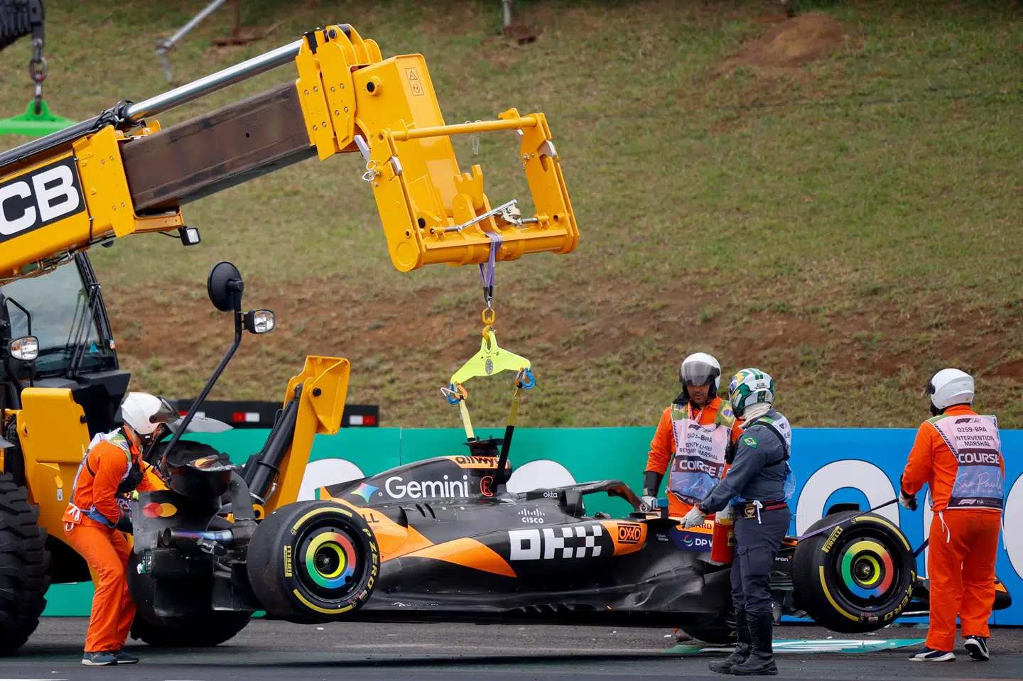 Oscar Piastris racer fjernes efter uheldet i sprintløbet.
