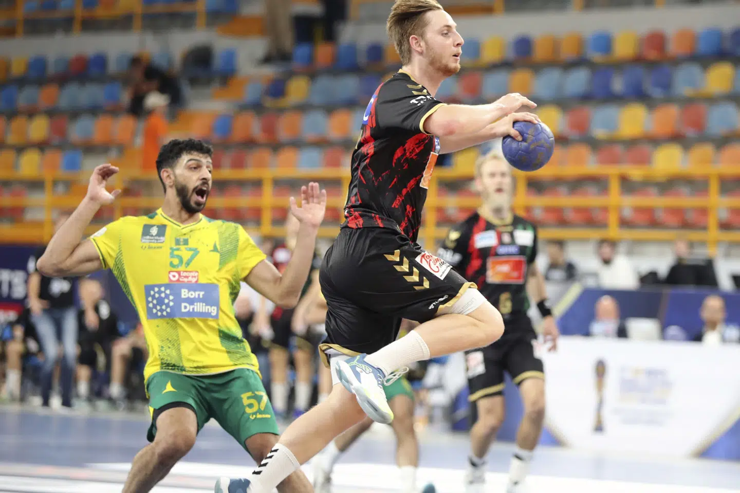 Isak Persson (th.) - her for Magdeburg - skifter til GOG efter sæsonen. (Arkivfoto).