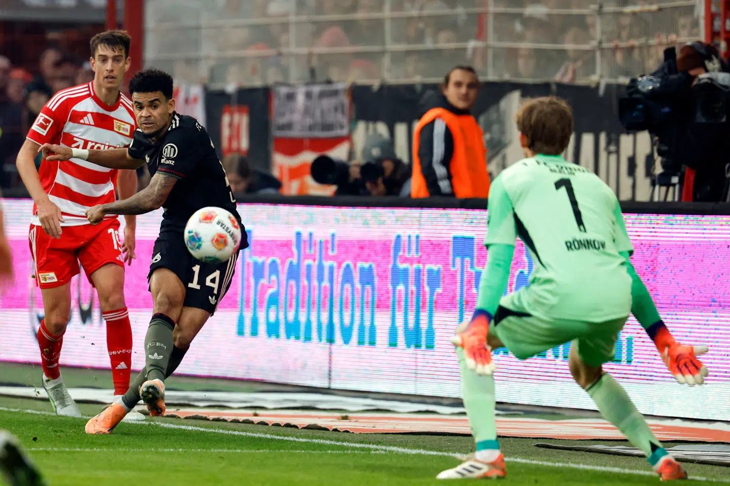 Luis Diaz passerede danske Frederik Rønnow undervejs i den dramatiske dyst i Berlin.