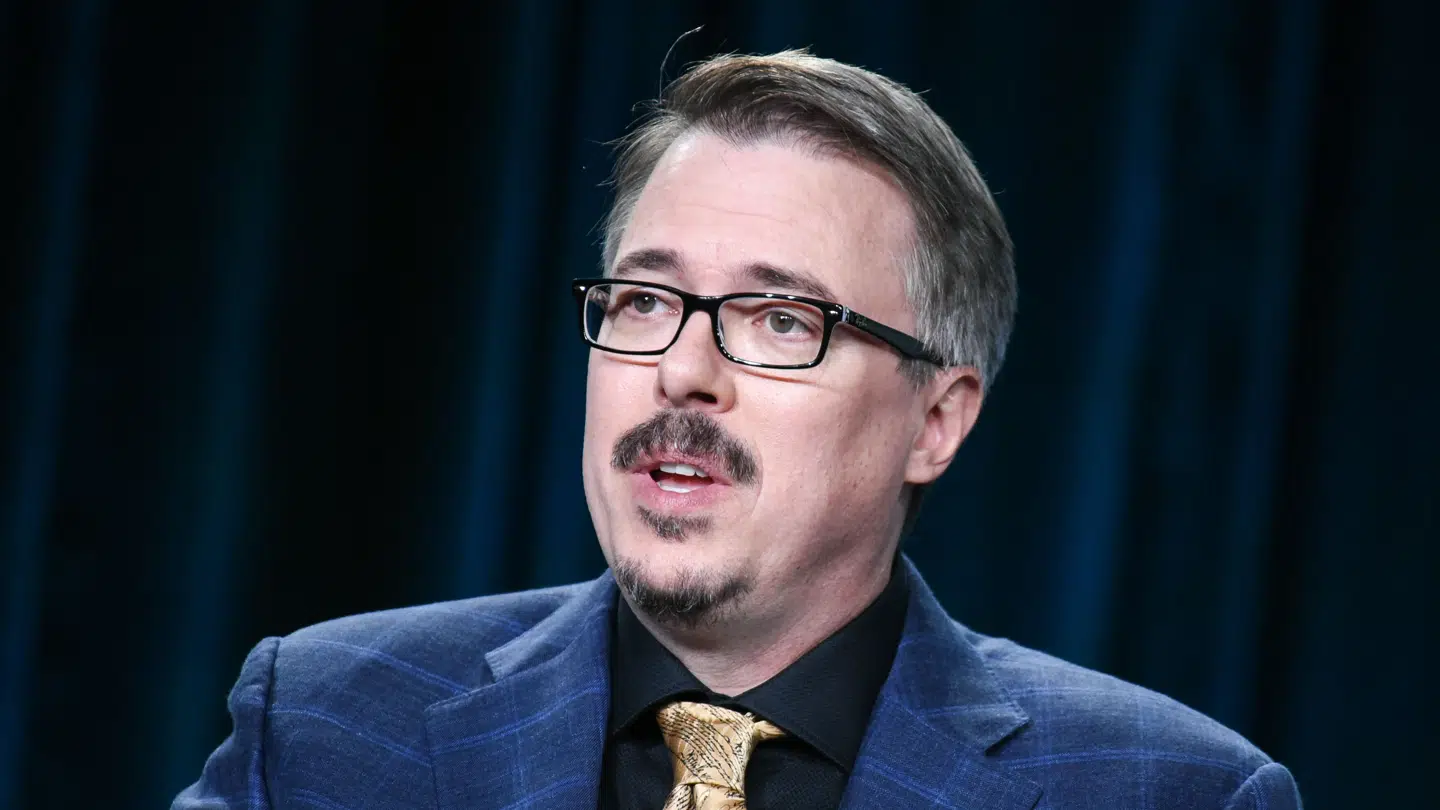 Vince Gilligan har skabt serier som 'Breaking Bad' og er nu aktuelt med 'Pluribus'. Han kritiserer kunstig intelligens.