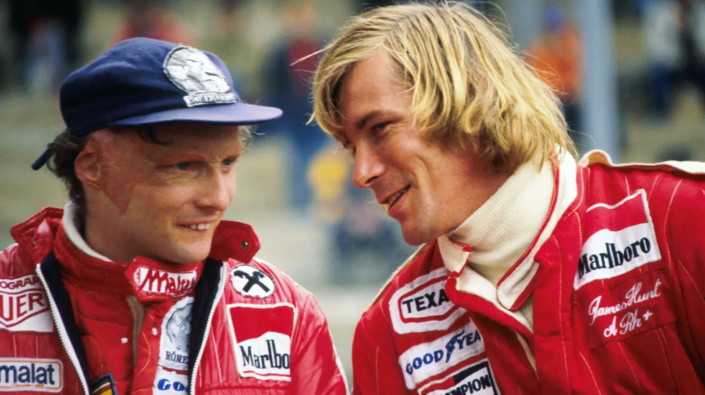 Niki Lauda og rivalen James Hunt i sommeren 1977 – et lille år efter Laudas voldsomme ulykke.