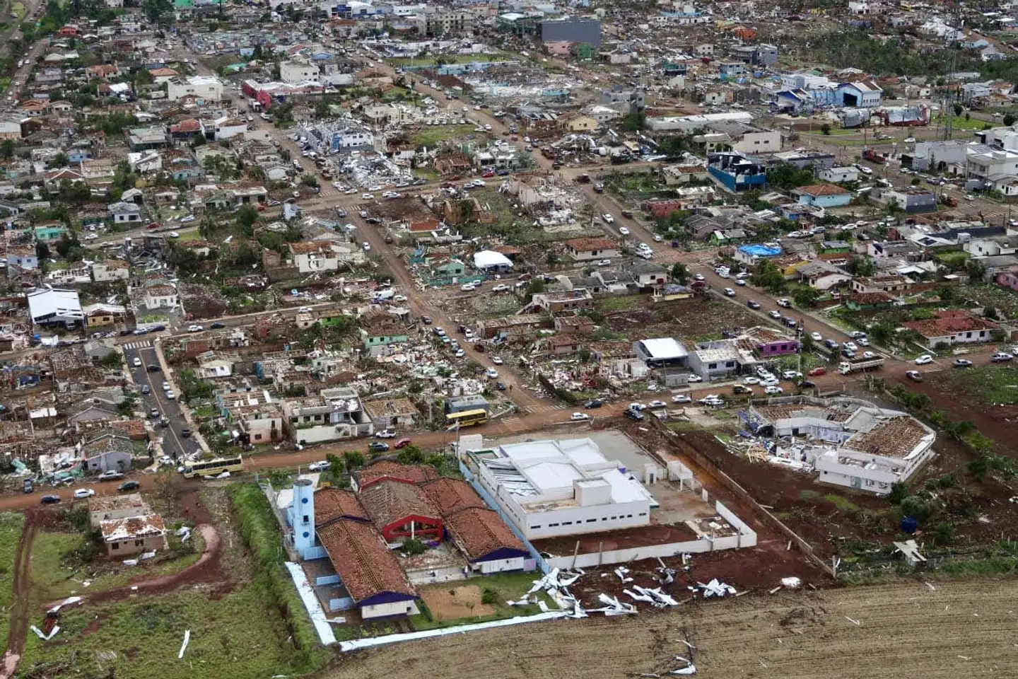 90 procent af bygningerne i Rio Bonito do Iguacu er ødelagt, efter at en tornado fredag aften lokal tid ramte byen.