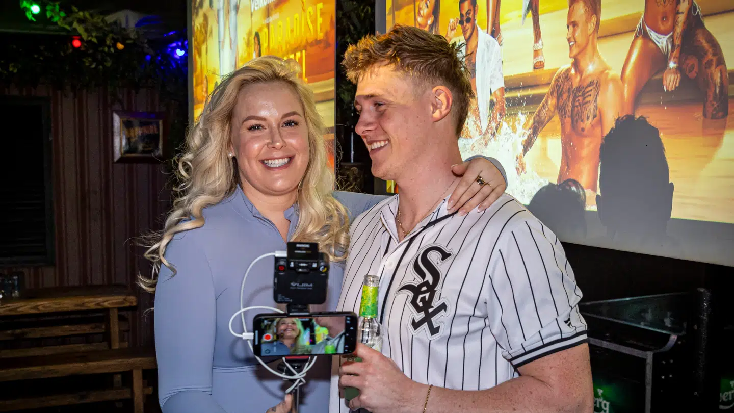 Parret medvirker lige nu i DR-programmet 'Døm vores forhold', men fik allerede et godt øje til hinanden i realityprogrammet 'Paradise'.