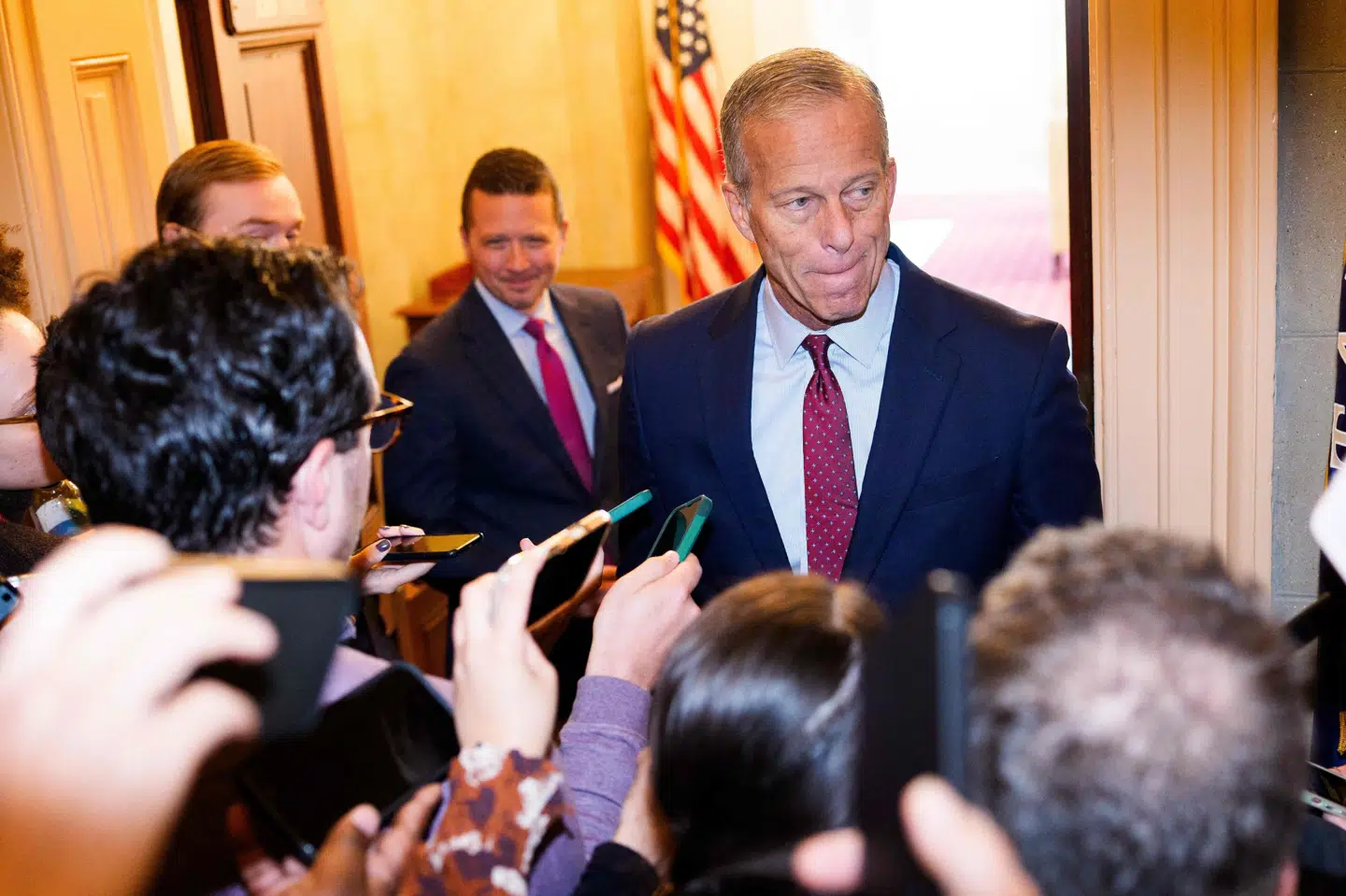 Den republikanske flertalsleder i Senatet, John Thune, ser positive takter i lørdagens forhandlinger med Demokraterne om at afslutte den nu 39 dage rekordlange nedlukning af USA's statsapparat. Men Demokraterne er stadig ikke tilfredse med status på sundhedsområdet.