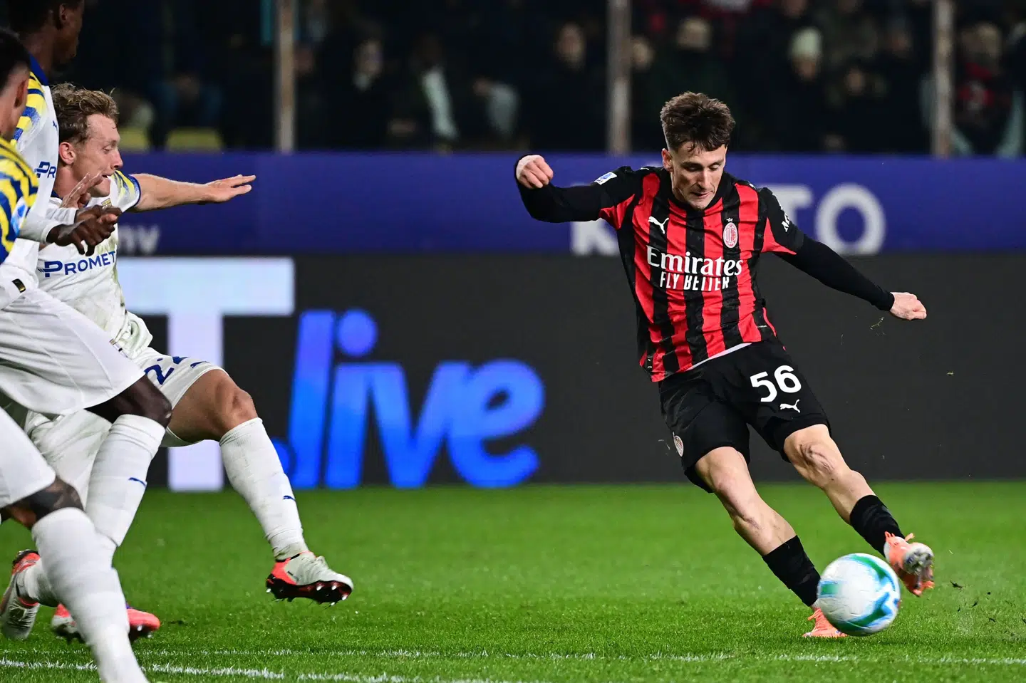 Parmas midtbanespiller Oliver Sørensen (til venstre) forsøgte at blokere AC Milans Alexis Saelemaekers i at sparke på mål, men uden held. Bolden gik i nettet til 1-0 efter 12 minutter. Kampen endte dog 2-2.