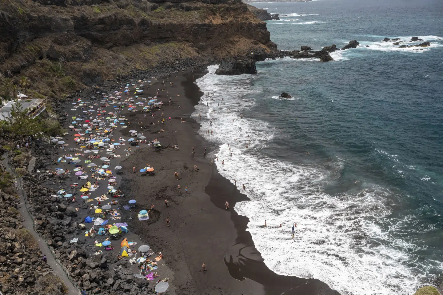 Både den nordlige og den lidt sydligere del af Tenerife er påvirket af et uvejr, der indtil nu har kostet tre personer livet. (Arkivfoto).
