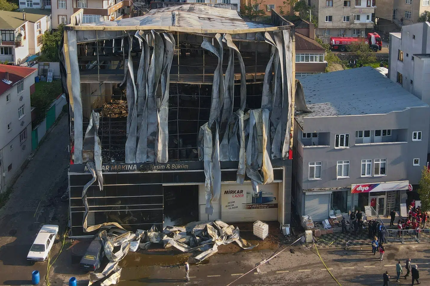 Billede fra lørdag af fabrik i tyrkiske Dilovasi, hvor flere dele af bygningen er blevet ødelagt i brand, der nu efterforskes. Flere er anholdt.