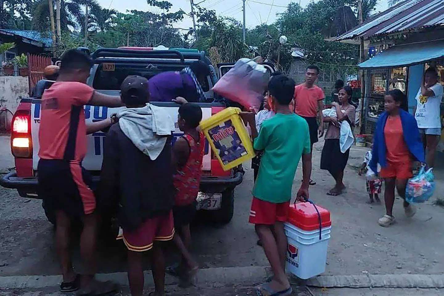 Billede fra lørdag viser kystvagten i Filippinerne, som hjælper borgere under evakueringer, der sker på grund af tyfonen Fung-wong.