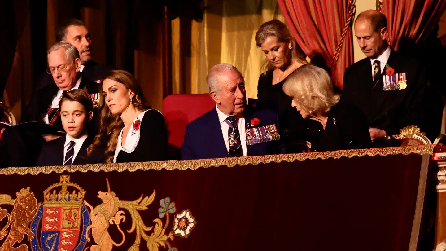 Her ses (fra venstre mod højre på forreste række) prins George, prinsesse Kate, kong Charles og dronning Camilla under Festival of Remembrance-arrangementet lørdag.