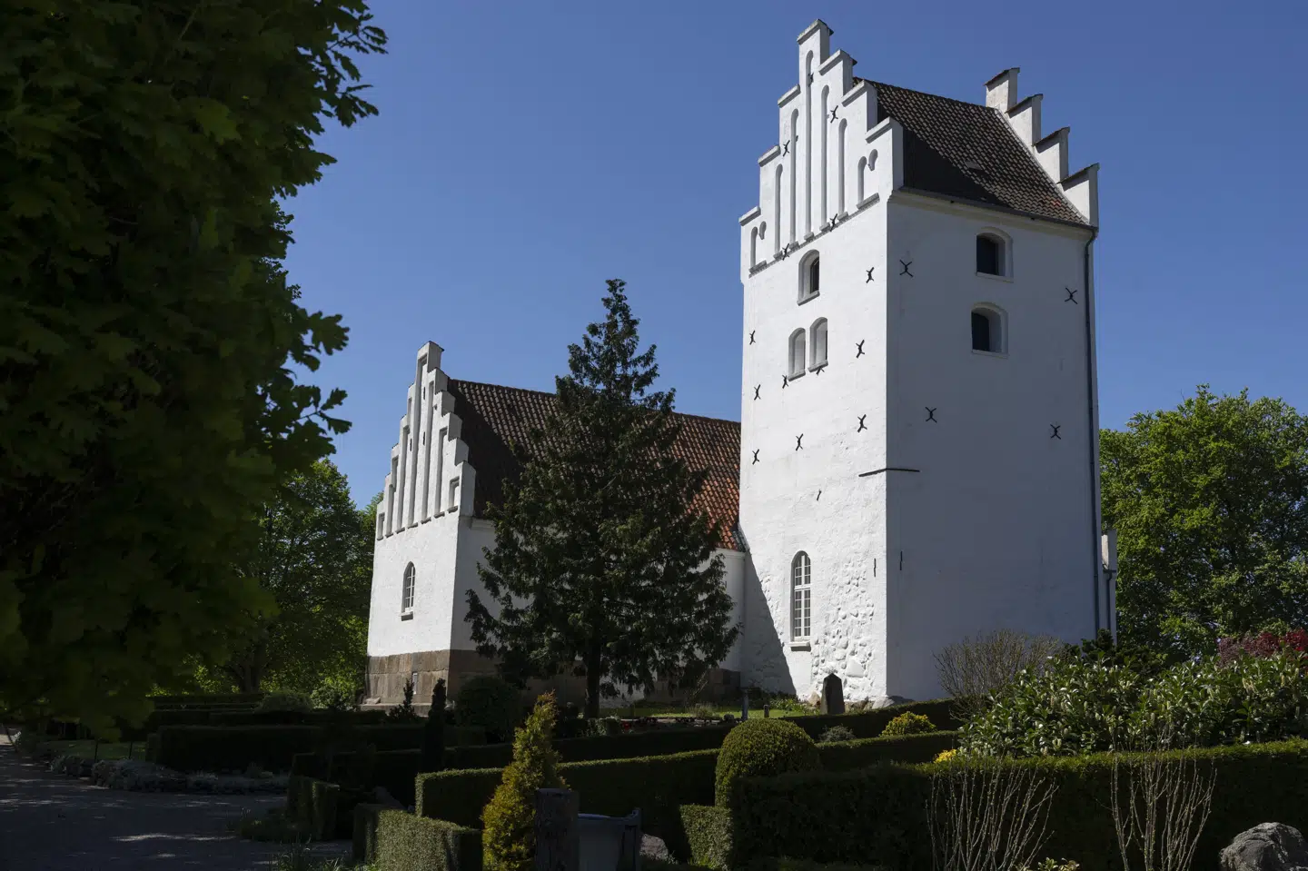 Også Folkekirken - her repræsenteret ved Kværndrup Kirke på Sydfyn - skal lægge planer for en krisesituation. Det gælder kirkens opgave med at registrere nyfødte og afdøde. (Arkivfoto).