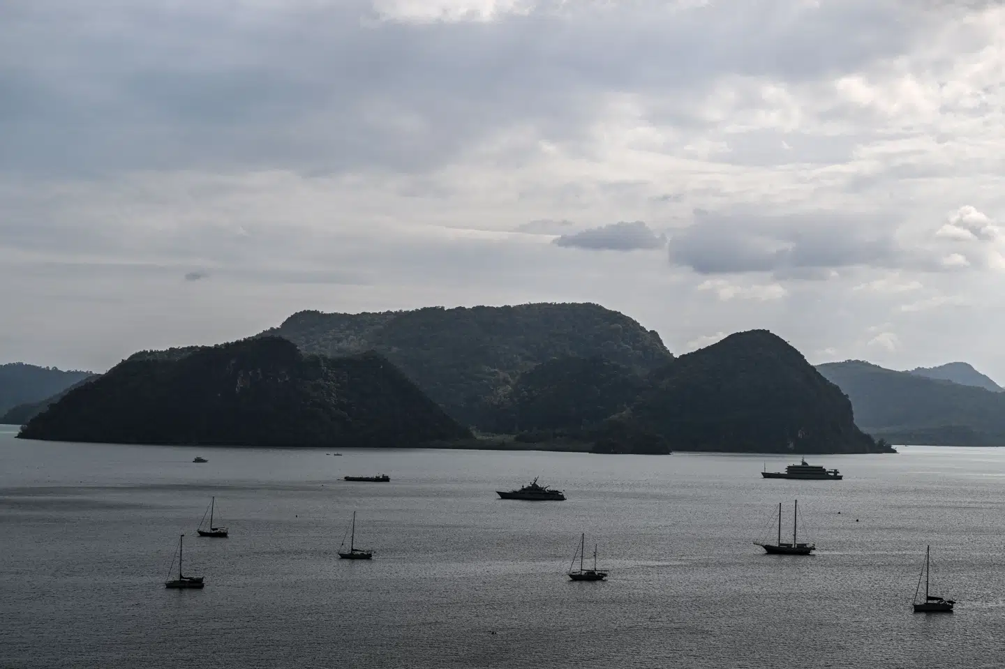 Lidt nord for turistøen Langkawi i Malaysia, som ses her på billedet, ligger Tarutao, hvor landets myndigheder mener, at en båd med migranter er sunket. (Arkivfoto).