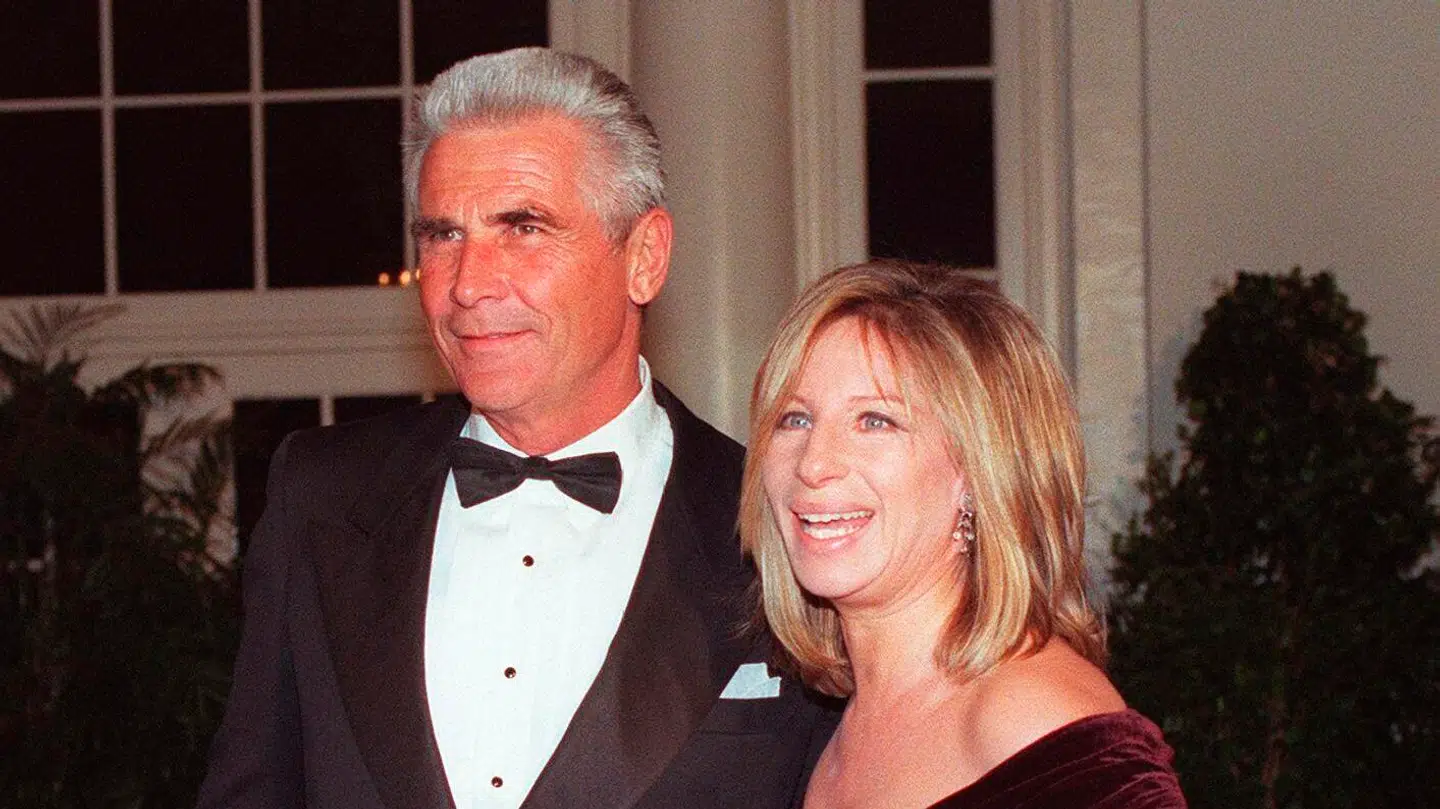 Barbra Streisand fotograferet sammen med sin mand, James Brolin, ved ankomsten til en statsmiddag i Det Hvide Hus i 1998.