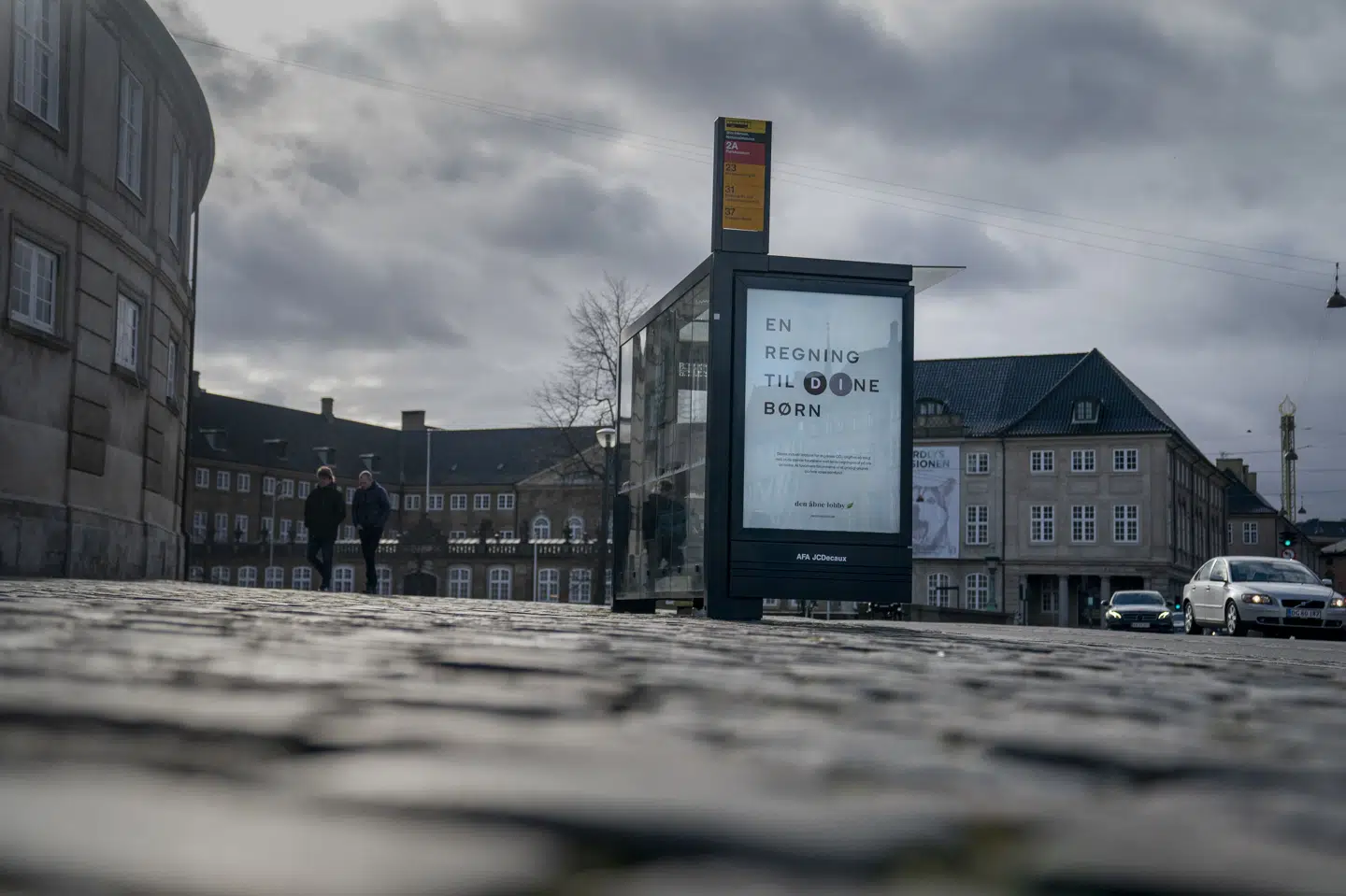 Annoncegiganten AFA Decaux ejer blandt andet reklamestandere som denne i Indre By i København. Selskabet er idømt en bøde på ti millioner kroner for at indgå ulovlige aftaler med konkurrent om handelsvilkår og har trods muligheden for at anke dommen til landsretten valgt ikke at gøre det. (Arkivfoto).