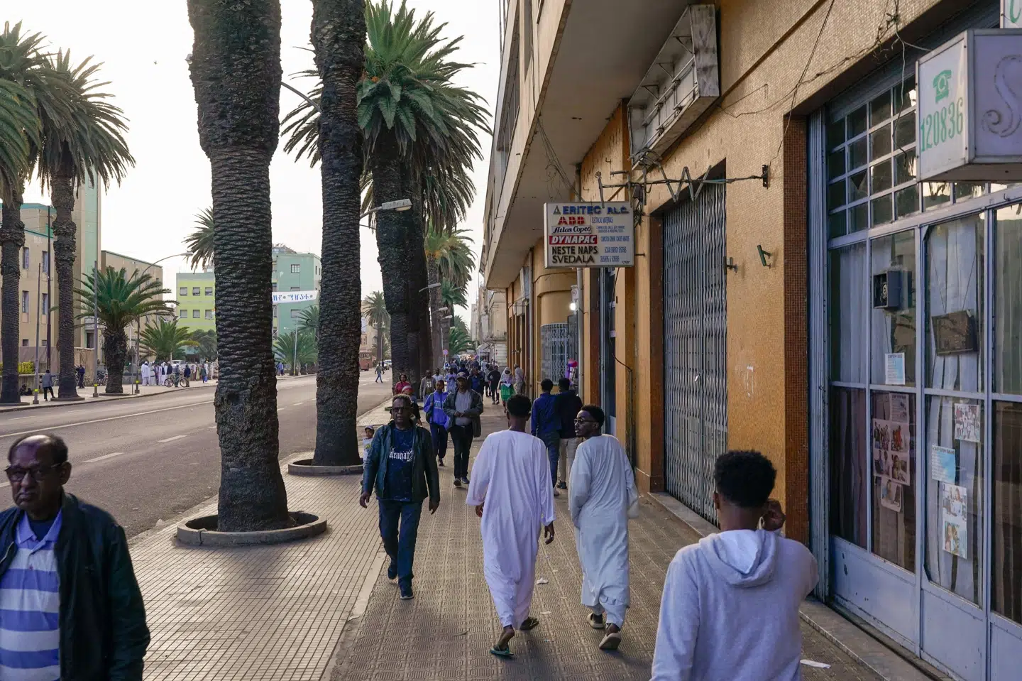 Fodgængere på gaden i Asmara, hovedstaden i Eritrea. I 2025 kommer den største gruppe af ansøgere om asyl i Danmark fra Eritrea. (Arkivfoto).