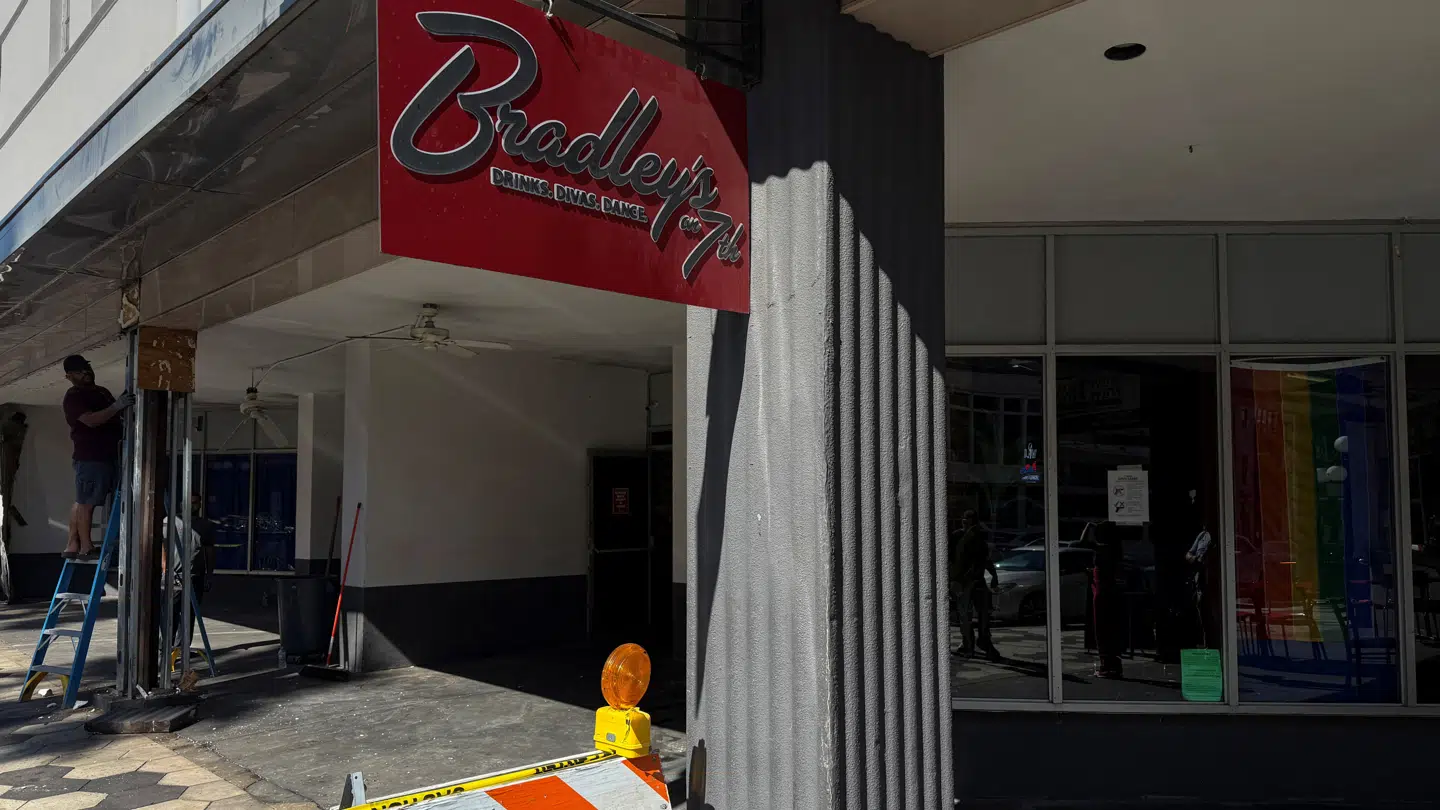 Indgangen til den populære bar dagen efter, at en bil frontalt kørte ind i bygningen.