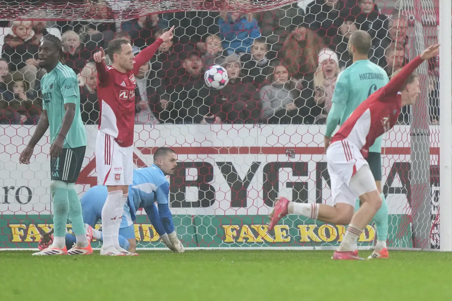 Vejles Tobias Bach scorer her til 1-0 mod FCK.