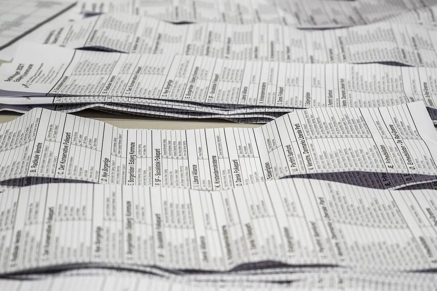 Det bør fremgå af stemmesedler til kommunalvalget, som her er fotograferet ved seneste kommunalvalg i 2021 i Esbjerg, hvilke valgforbund som partier har indgået, mener to forskere. (Arkivfoto).