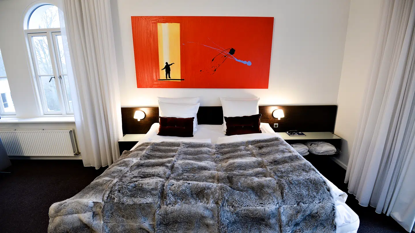 Ligesom i Norge støder vi i Danmark også ofte på sengetæpper og pyntepuder, når vi er hotel, men det kan godt vise sig at være en beskidt omgang.