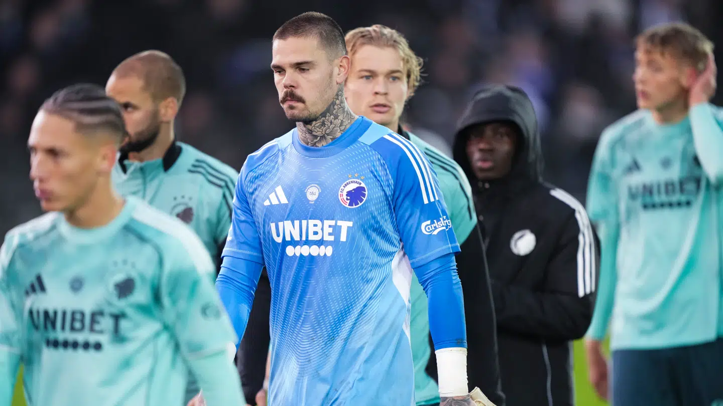 Dominik Kotarski får en hård medfart af Thomas Gravesen.