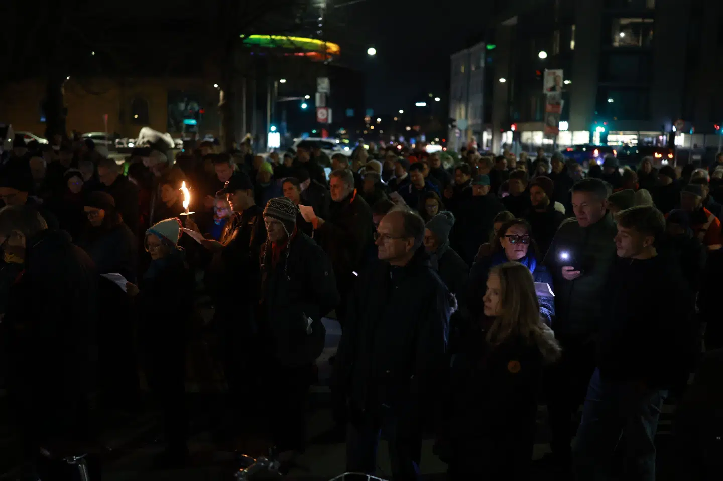 I flere danske byer markeres 87-året for Krystalnatten med ceremonier og fakkeloptog - blandt andet i Aarhus, hvor faklerne var tændt søndag aften.