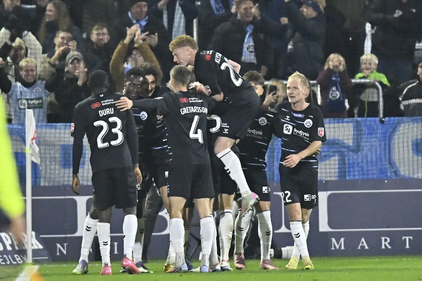 Sønderjyske-spillere jubler over målet til 3-2 mod AGF.