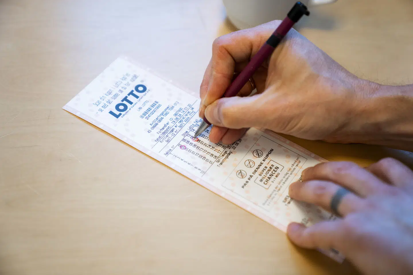 En spiller vandt 26 millioner svenske kroner i svensk Lotto lørdag, men vedkommende tager ikke telefonen. (Arkivfoto).