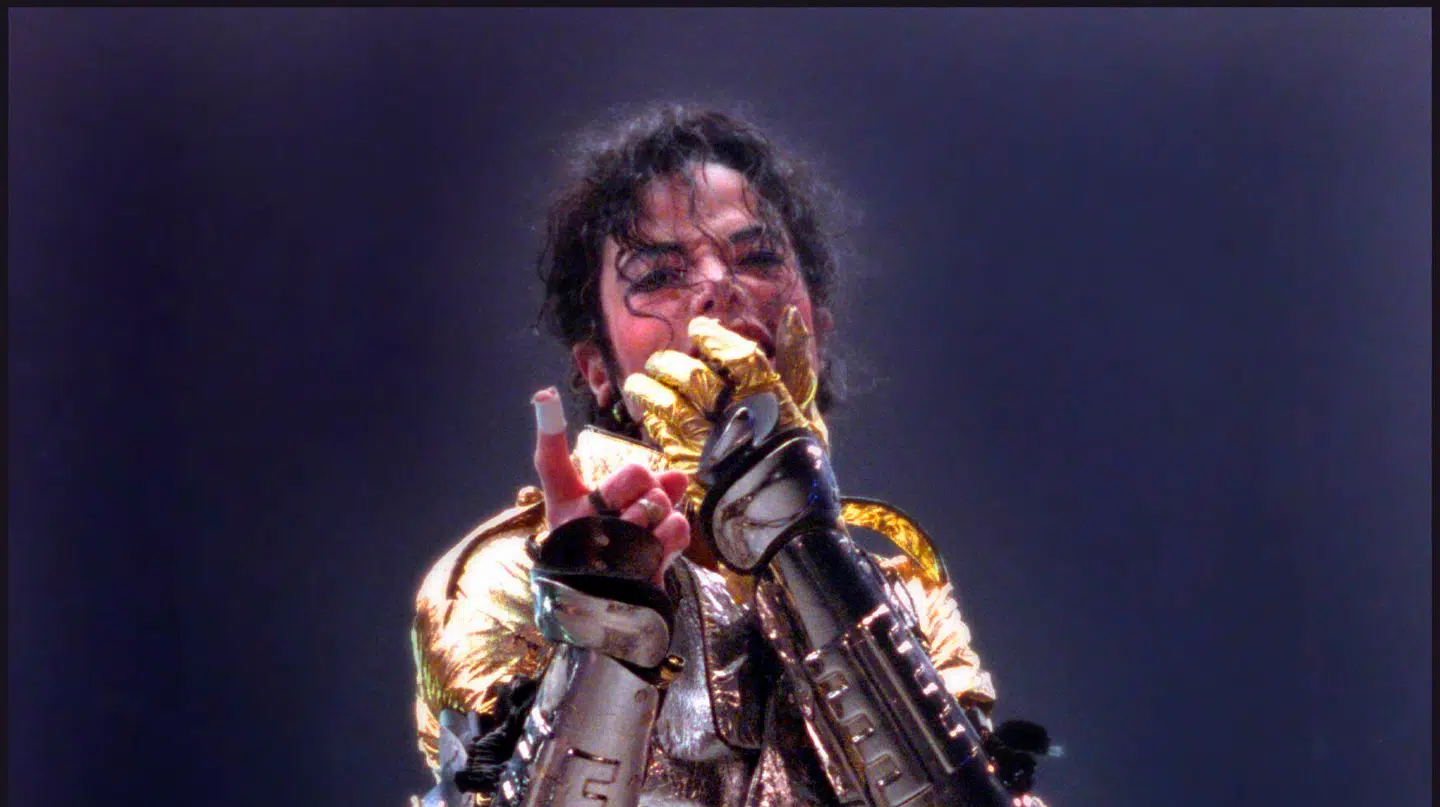 Den planlagte biografiske film om Michael Jackson skal ifølge rygter have premiere i O2 Arena i London. Her på billedet ses den afdøde popstjerne spille koncert i Parken. (arkivfoto)
