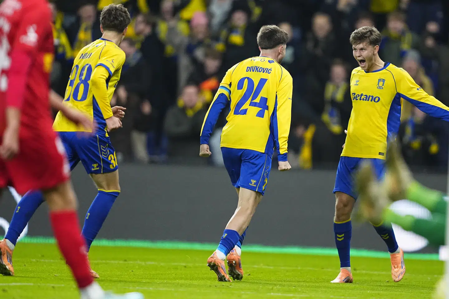 Marko Divkovic løber hen for at takke Filip Bundgaard for en flot assist til 2-0-målet i sejren over FCN.