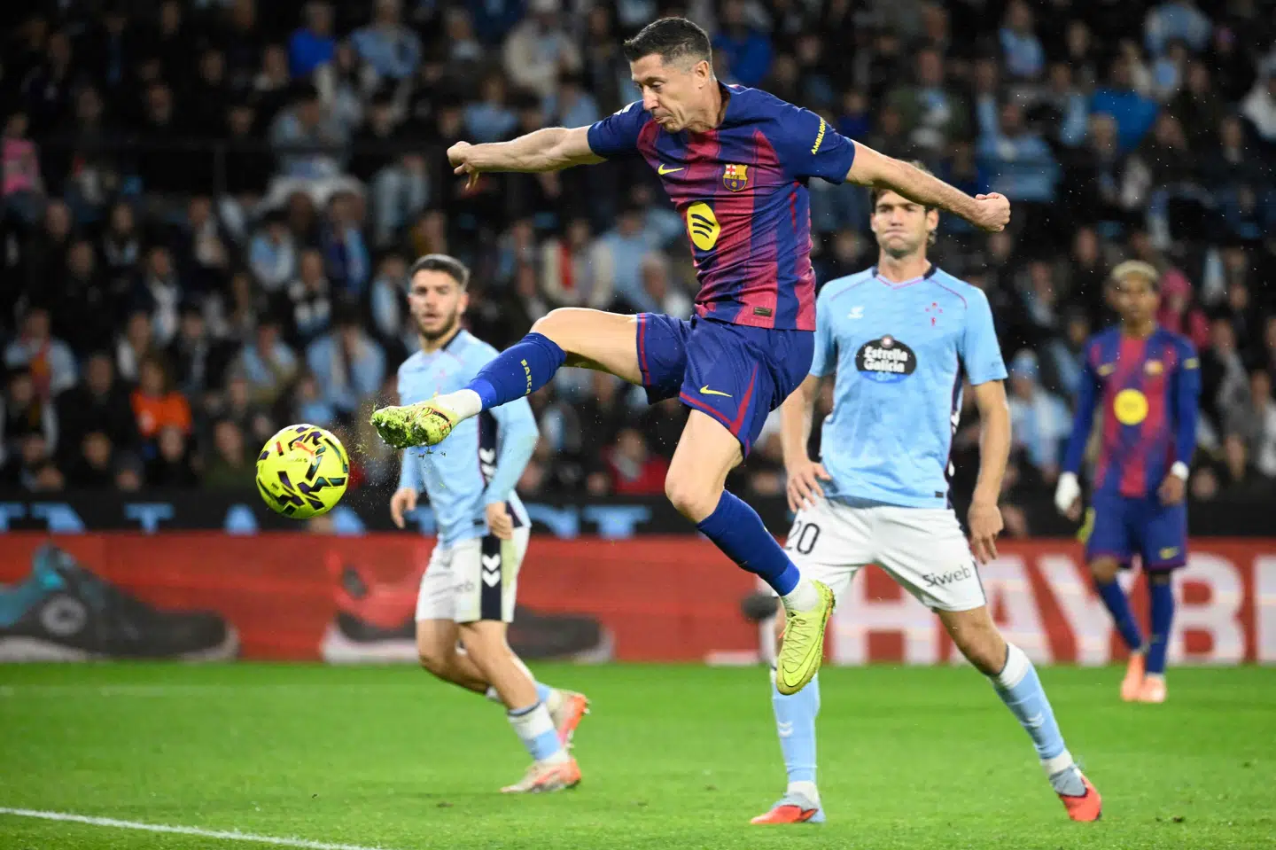 En flyvende Robert Lewandowski styrer bolden i nettet til 3-2 for Barcelona ude mod Celta Vigo.