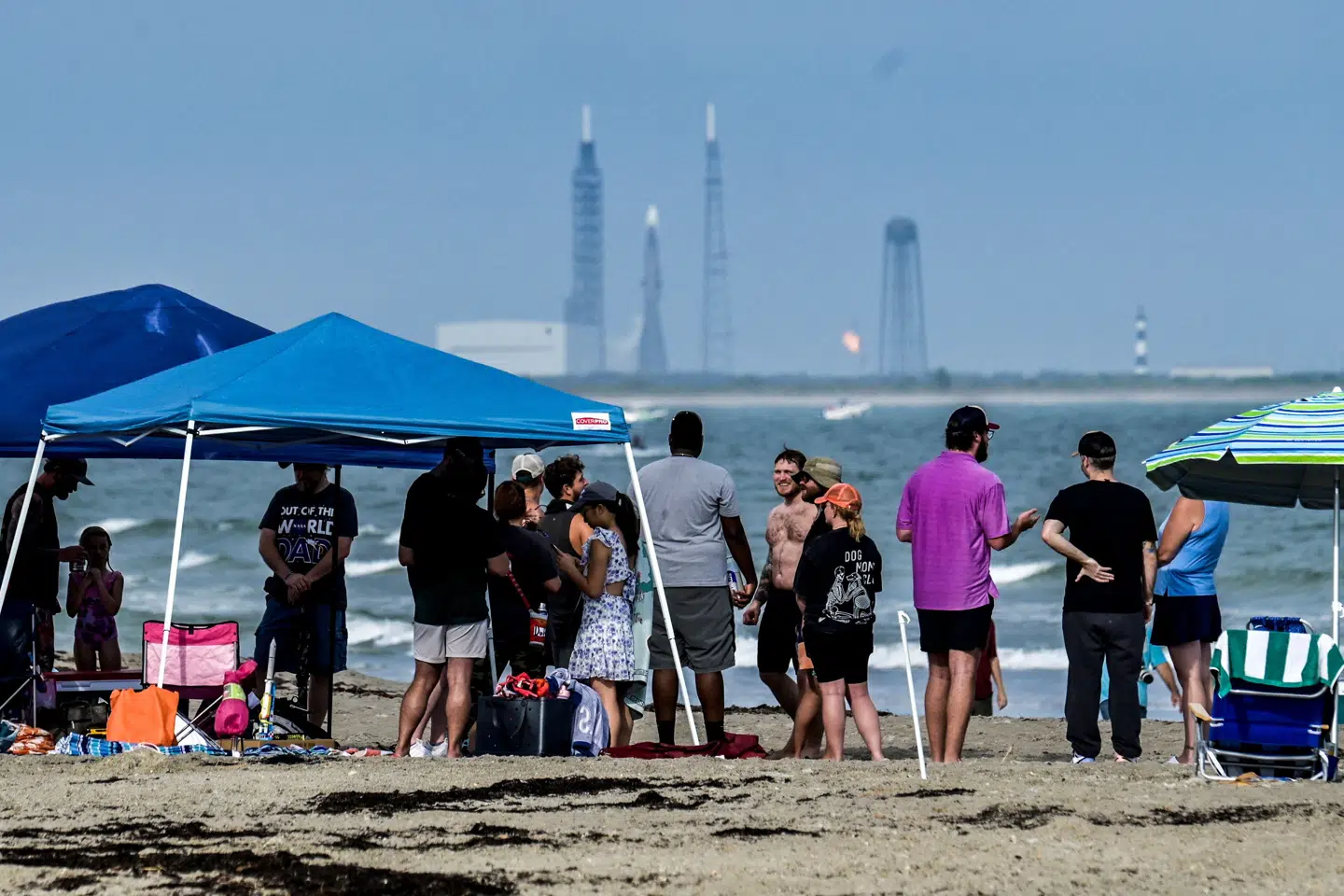 Søndag var flere folk samlet ved en strand i Cape Canaveral i den amerikanske delstat Florida for at se opsendelsen af "New Glenn" fra Blue Origin. Opsendelsen blev dog udskudt.