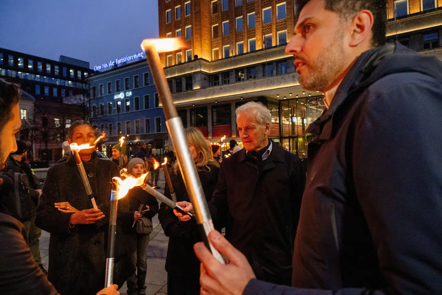 Statsminister Jonas Gahr Støre deltog søndag i en markering af Krystalnatten i Oslo. Israels udenrigsministerium mener ikke, at Støre burde have deltaget, men at han i stedet burde have valgt en mindehøjtidelighed i synagogen i Oslo.