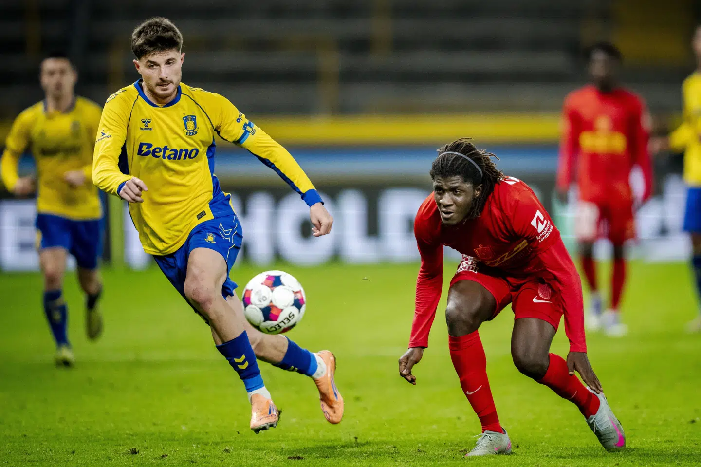Brøndbys Marko Divkovic og FC Nordsjællands Caleb Yirenkyi i duel i søndagens kamp på Brøndby Stadion i Brøndby.