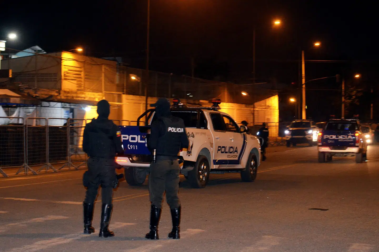 Betjente søndag foran indgang til fængsel i Machala i Ecuador. Optøjer kostede først fire indsatte livet tidligt søndag, inden yderligere 27 blev fundet døde senere på dagen. 33 meldes såret.