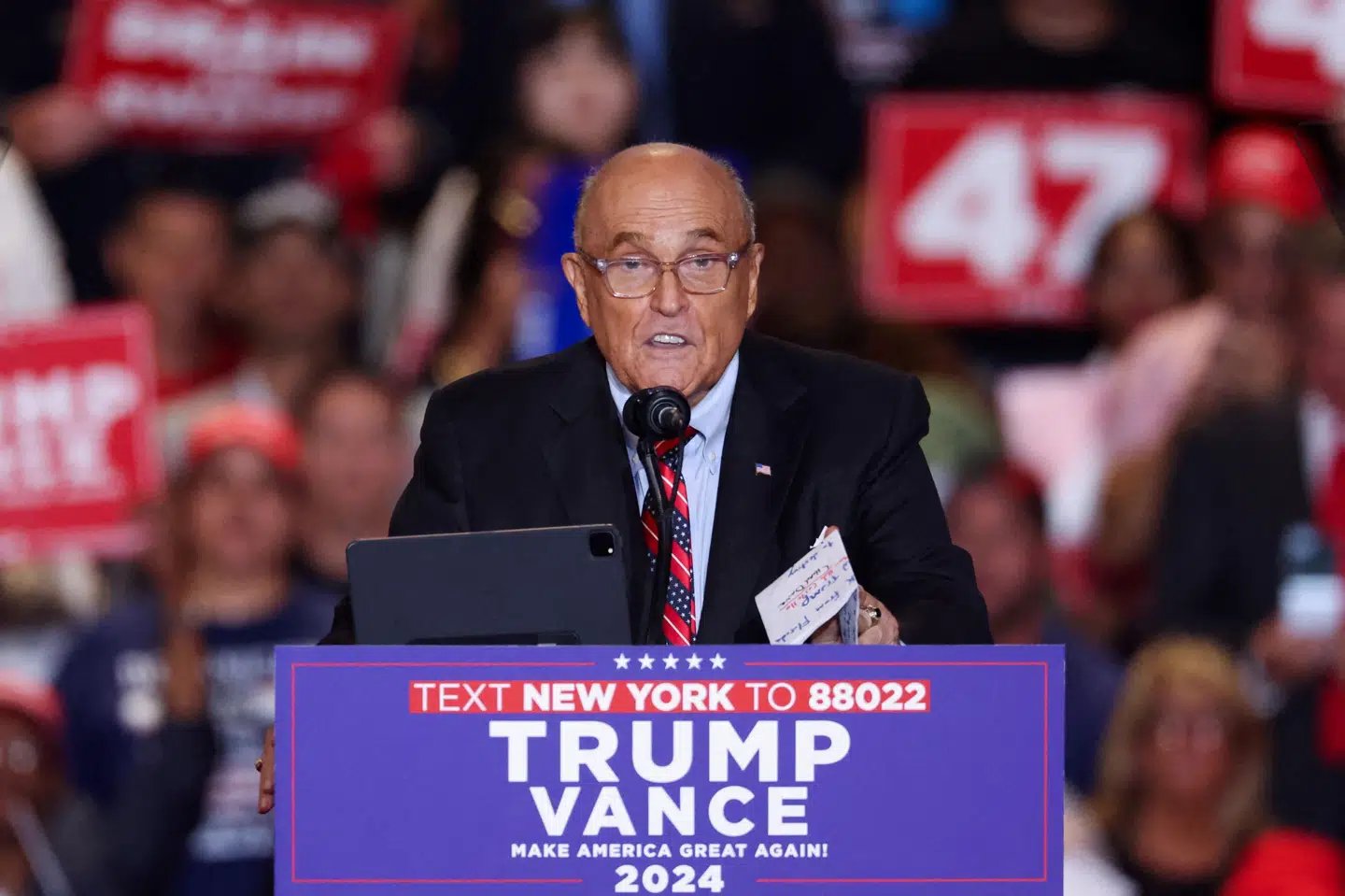 Den tidligere Trump-advokat Rudy Giuliani, som her taler i forbindelse med valgkamp i 2024, er blandt en række benådede personer. (Arkivfoto).