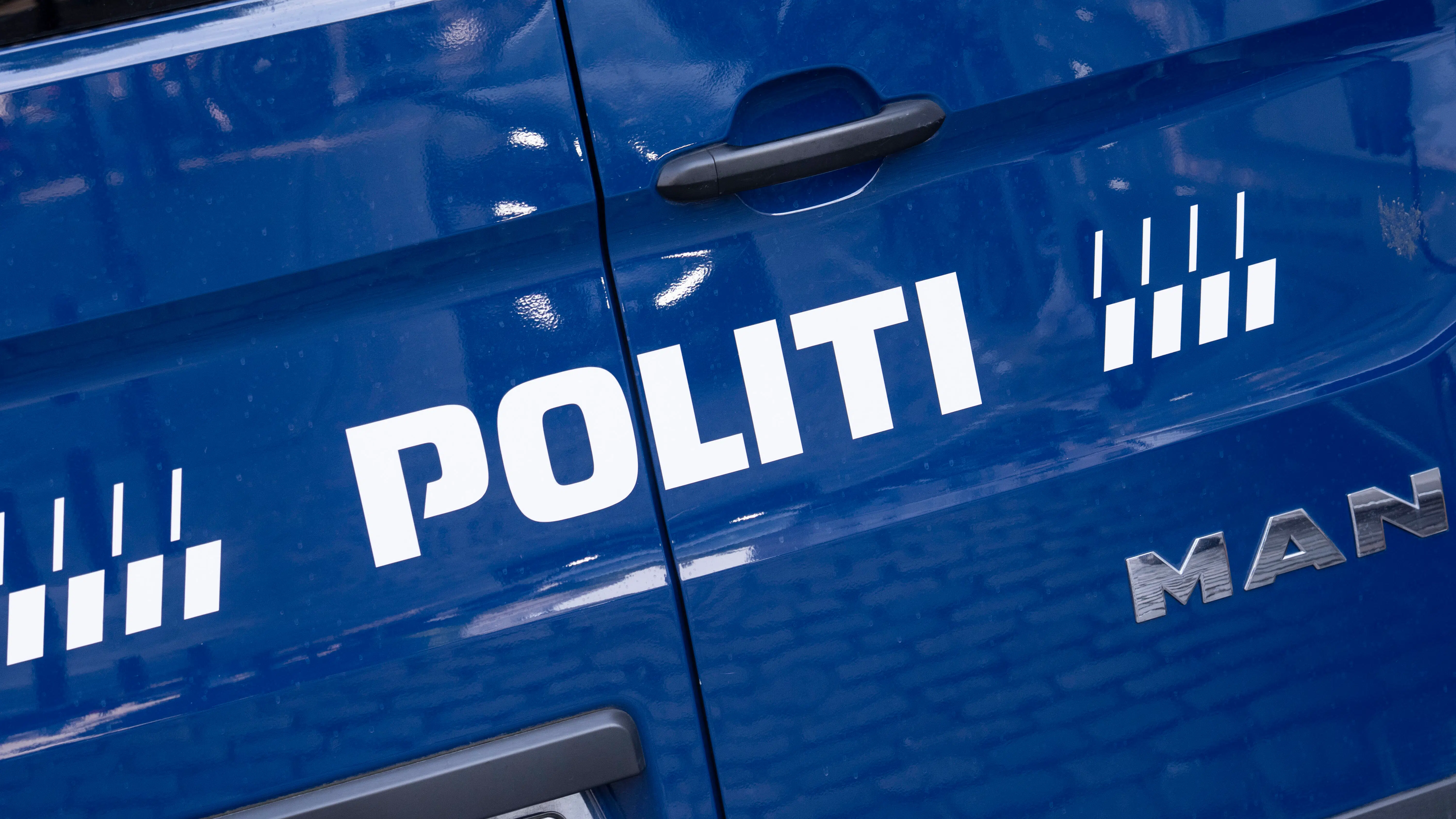 Politiet søger vidner: Anmeldt for voldtægt på J-dag