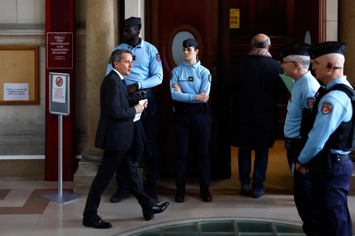 Folk ankommer til retsmøde, der kan føre til ekspræsident Nicolas Sarkozys løsladelse.