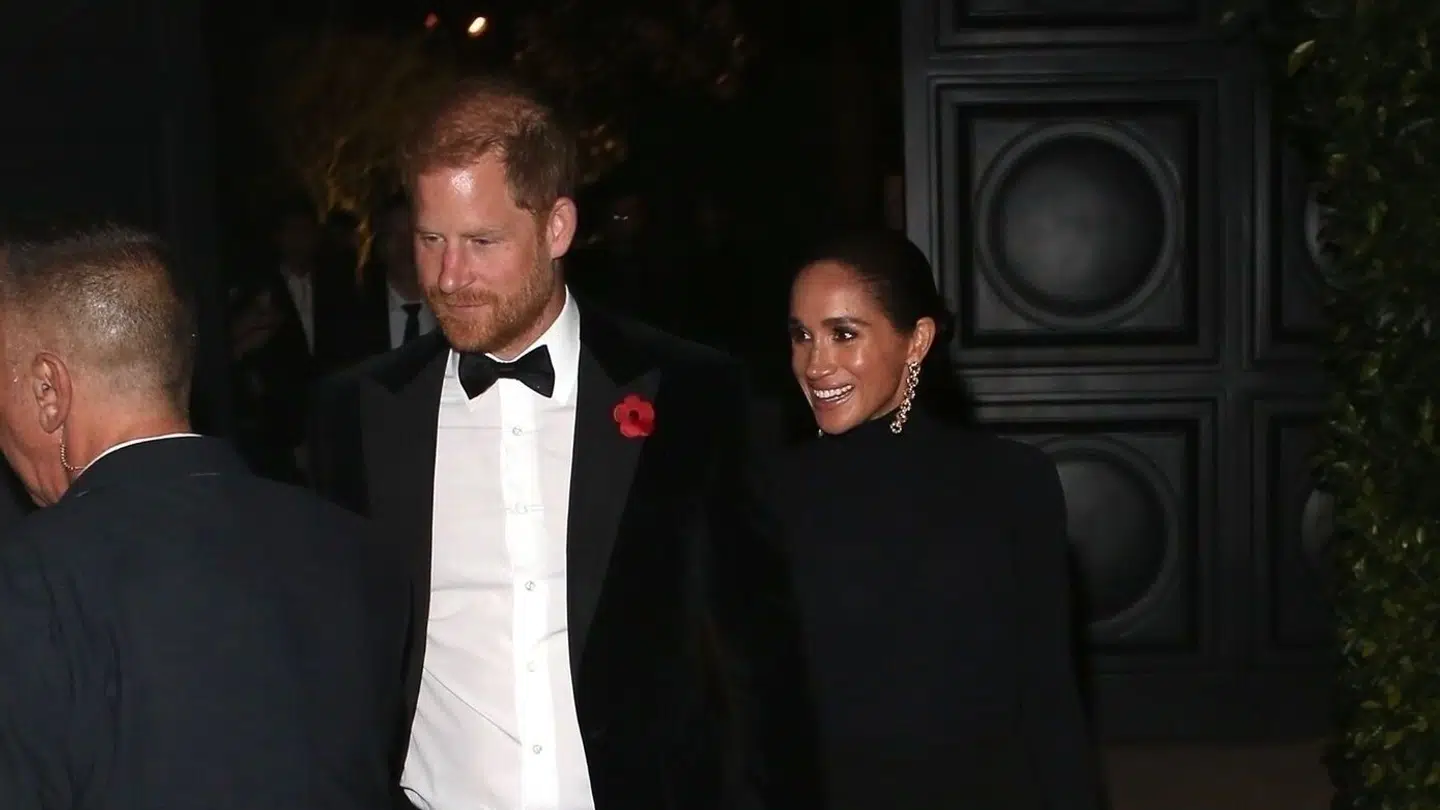 Billeder fra kendisfesten viser, hvordan de udstødte britiske royale ankom hånd i hånd.