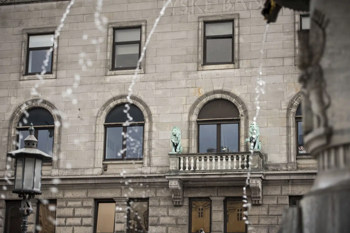 Københavns Andelskasse valgte i sensommeren 2017 at flytte fra Hellerup til hjertet af København som et symbolsk opgør med fortiden. Andelskassen flyttede ind på Gammel Torv. Men her svigtede kontrollen med kunderne totalt, mener anklagemyndigheden. En af de tidligere direktører nægter sig skyldig. Mandag er straffesagen mod ham indledt. (Arkivfoto)