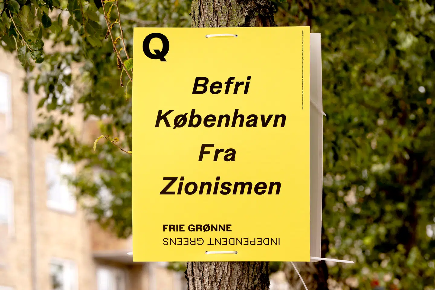 Under valgkampen er Frie Grønnes valgplakater med budskabet om at »befri København fra zionismen« blevet kritiseret for at være udtryk for antisemitisme.