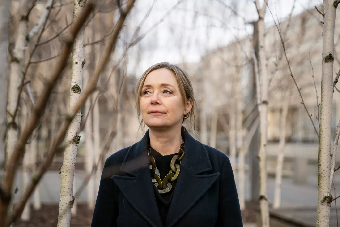 Den gennemsnitlige varetægtsfængsling er i de senere år næsten fordoblet og varer i dag over seks måneder, viser en ny rapport udarbejdet af tænketanken Justitia og Advokatsamfundet. Det har meget store omkostninger – både menneskelige, økonomiske og retssikkerhedsmæssige – at folk sidder fængslet så længe uden en dom, skriver Amalie Lyhne i denne leder. Her ses Justitias direktør, Birgitte Arent Eiriksson.