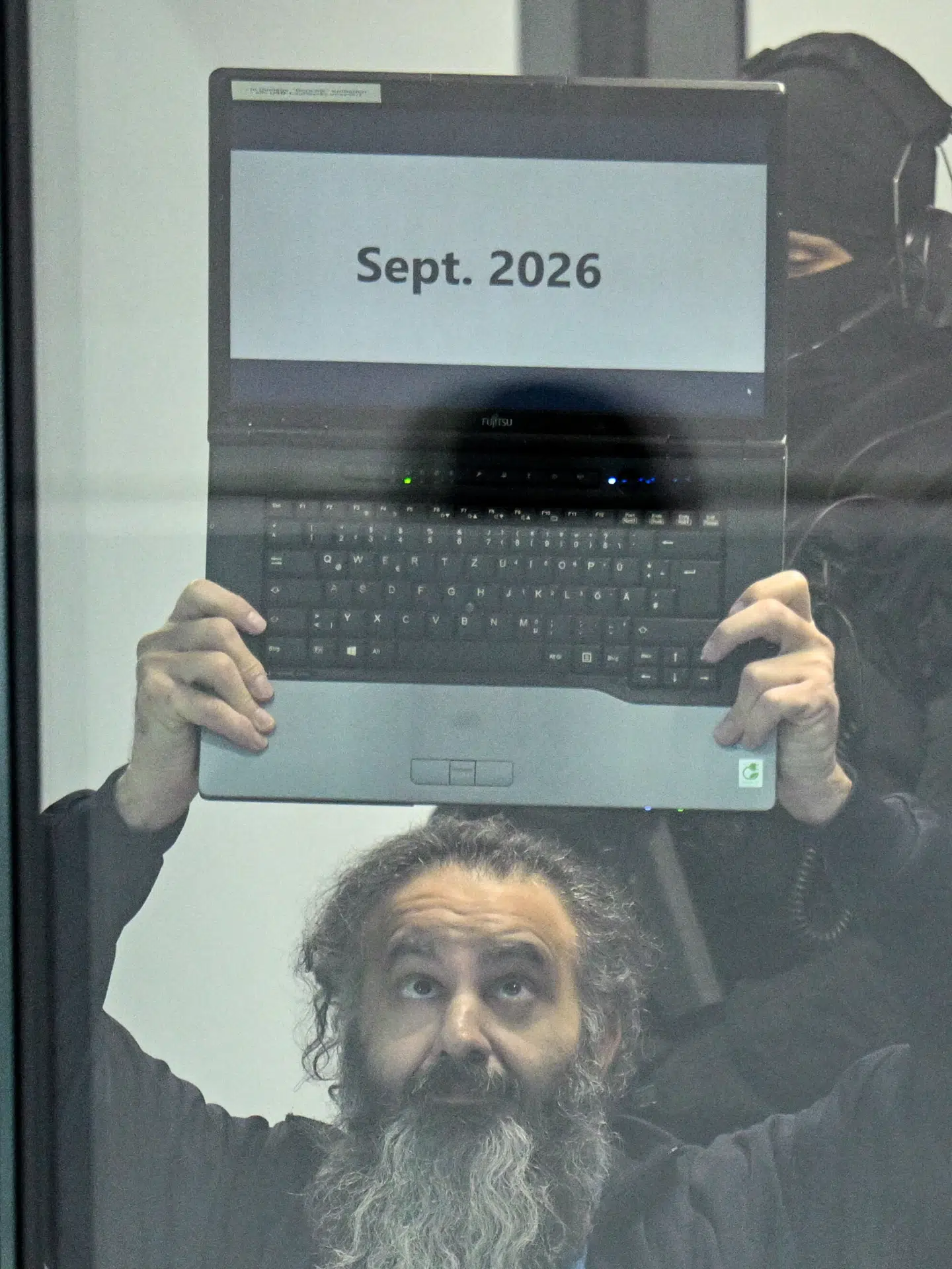 Den 51-årige saudiarabiske tiltalte havde flere beskeder med fra sit sikrede glasbur.