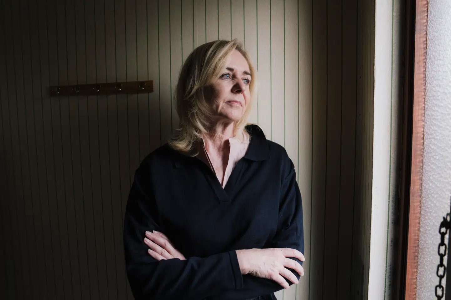 Den konservative leder, Mona Juul, forsøger at holde sig ude af debatten om DFs forslag, der vil internere og sende udlændinge, der modtager offentlige ydelser, ud af landet.